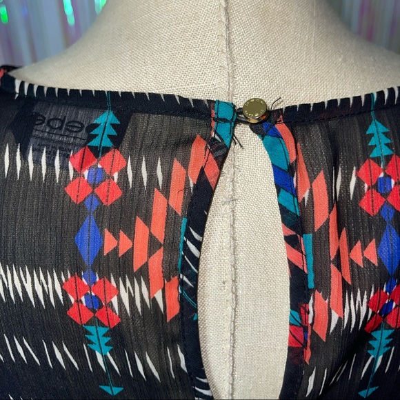 Bebe Aztec cold shoulder dress - Picture 4 of 7